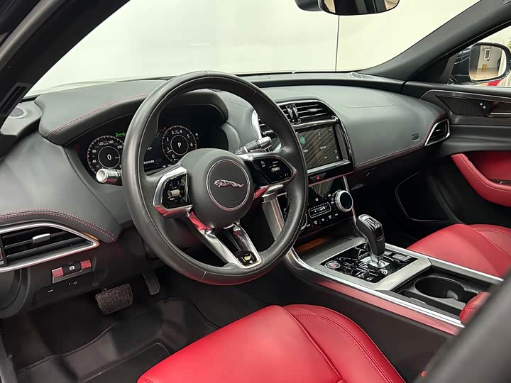 Фото 9 - Jaguar XE L