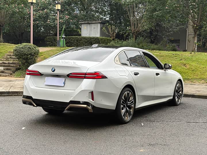 Фото 16 - BMW 5 Series