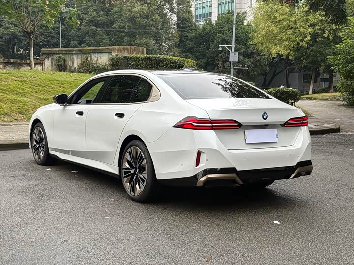 Фото 18 - BMW 5 Series