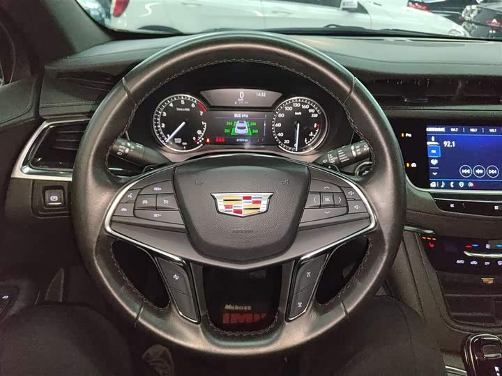 Фото 11 - Cadillac XT5