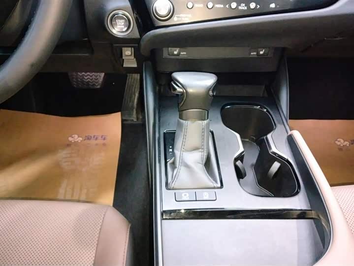 Фото 16 - Lexus ES