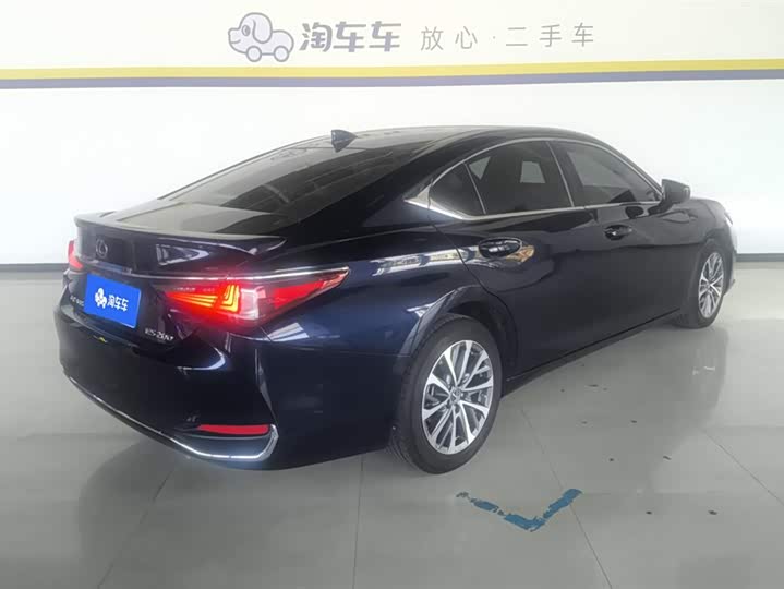 Фото 3 - Lexus ES