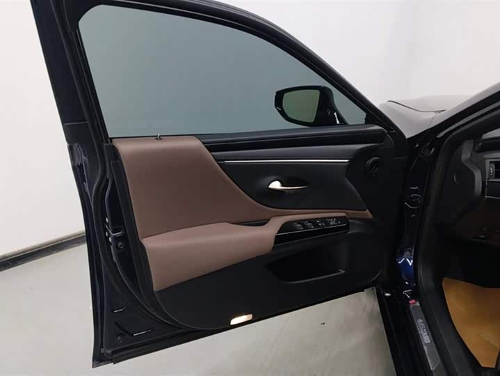 Фото 7 - Lexus ES