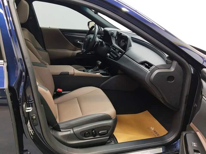 Фото 8 - Lexus ES