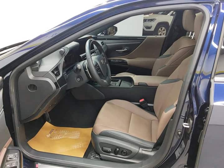 Фото 9 - Lexus ES