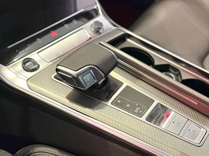 Фото 13 - Audi A6L