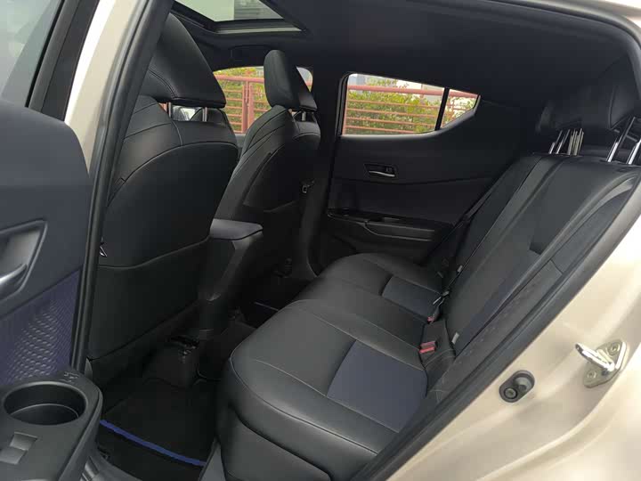 Фото 11 - Toyota C-HR