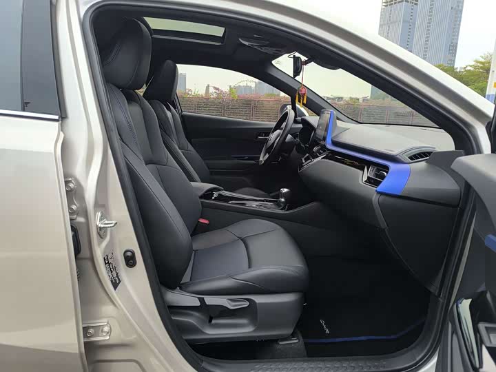 Фото 12 - Toyota C-HR