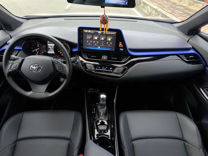 Фото 15 - Toyota C-HR