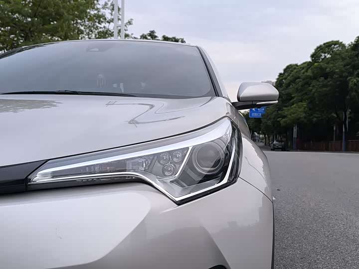 Фото 17 - Toyota C-HR