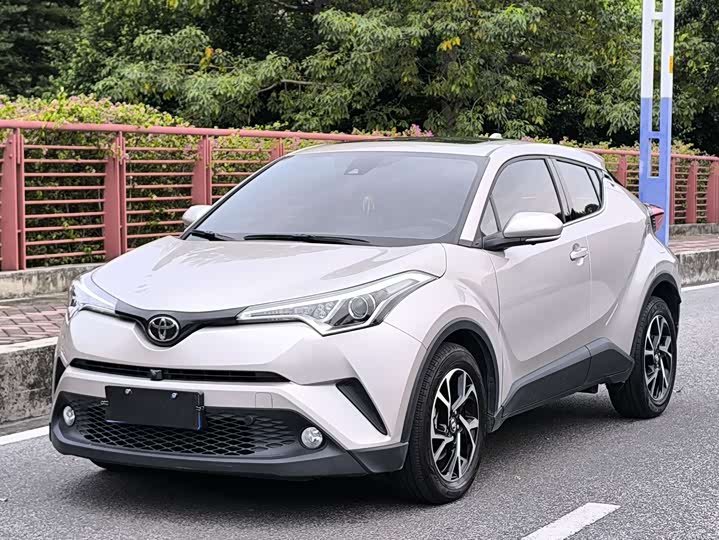 Фото 2 - Toyota C-HR