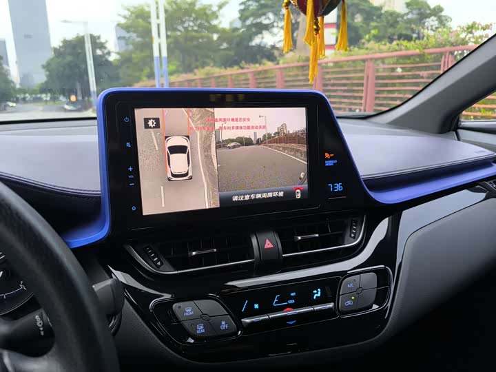 Фото 21 - Toyota C-HR