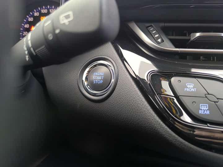 Фото 22 - Toyota C-HR