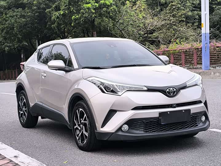 Фото 4 - Toyota C-HR