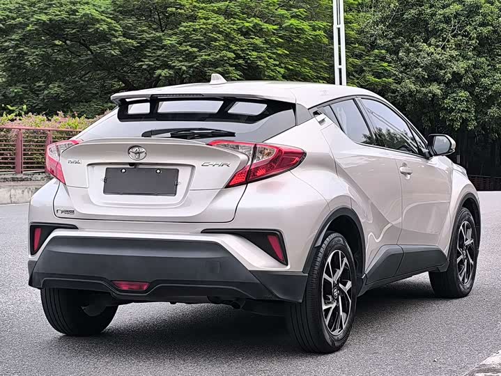 Фото 5 - Toyota C-HR