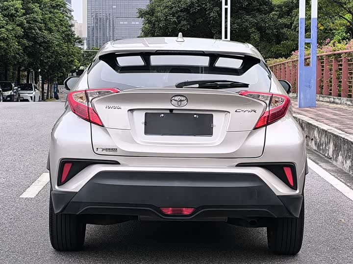 Фото 6 - Toyota C-HR