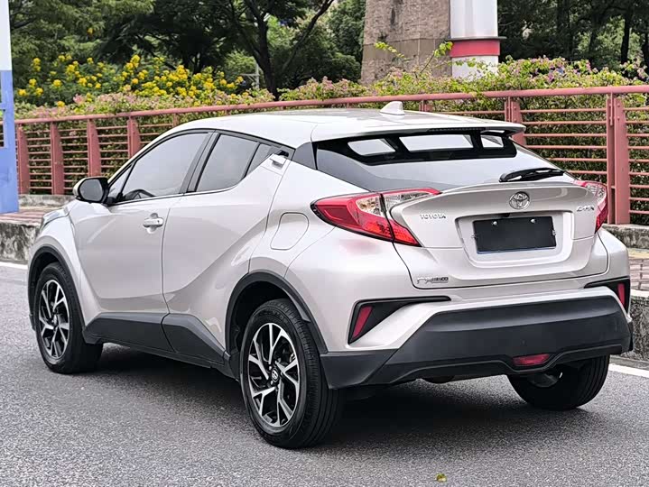 Фото 7 - Toyota C-HR