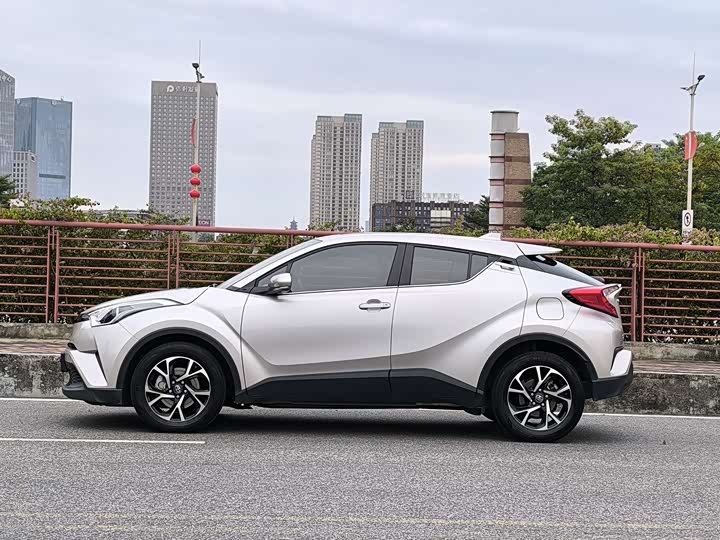 Фото 8 - Toyota C-HR