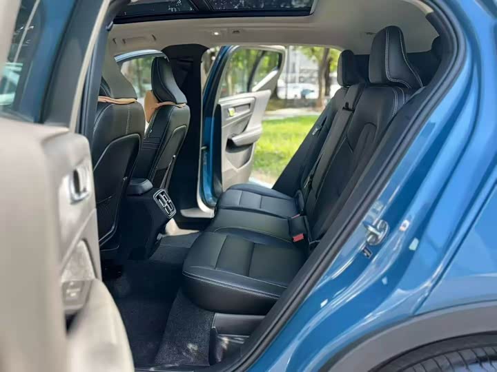 Фото 6 - Volvo XC40