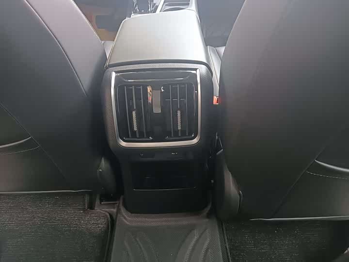 Фото 12 - Bestune B70