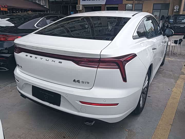 Фото 14 - Bestune B70