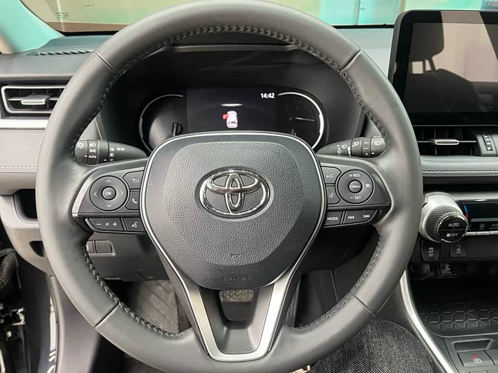 Фото 6 - Toyota RAV4