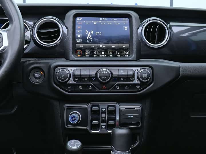 Фото 11 - Jeep Wrangler