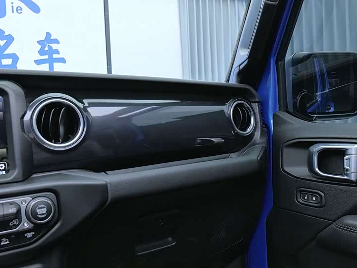 Фото 18 - Jeep Wrangler