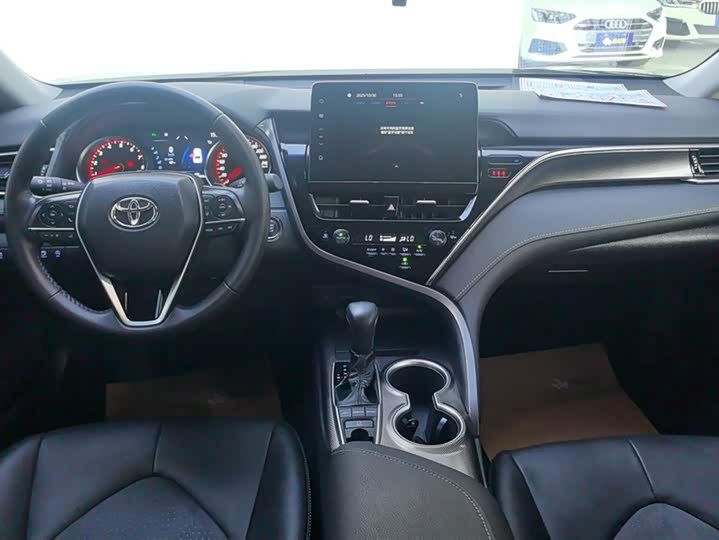 Фото 12 - Toyota Camry