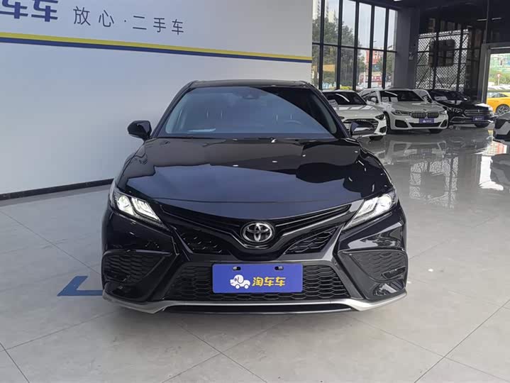 Фото 2 - Toyota Camry