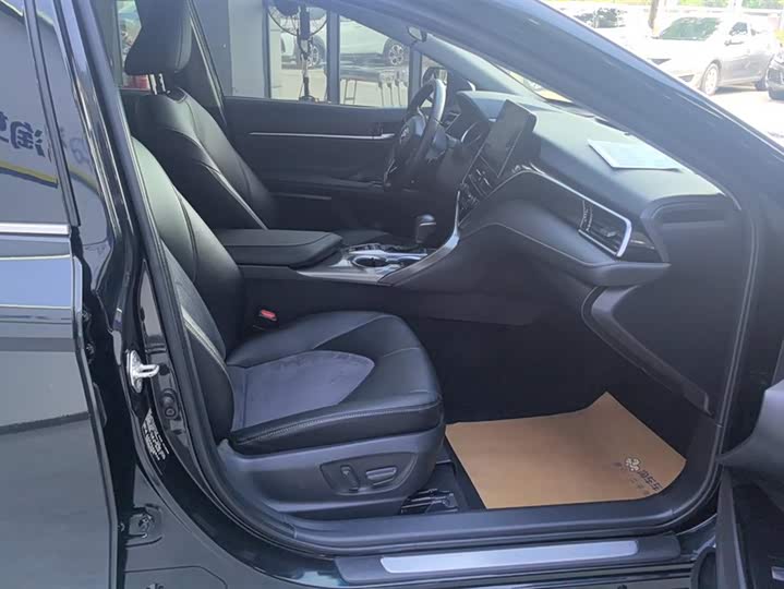 Фото 8 - Toyota Camry