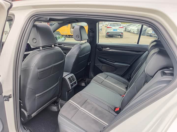 Фото 5 - Volkswagen Golf