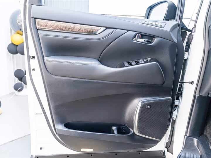 Фото 19 - Toyota Alphard