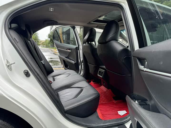 Фото 10 - Toyota Camry