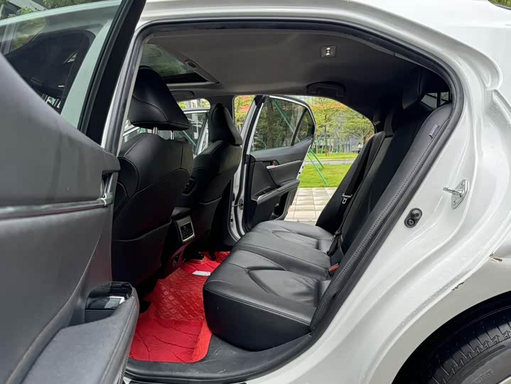 Фото 12 - Toyota Camry