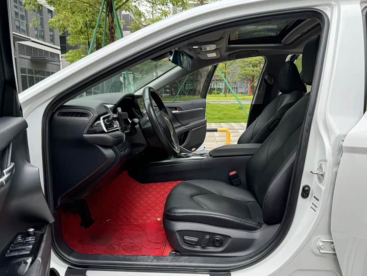 Фото 13 - Toyota Camry