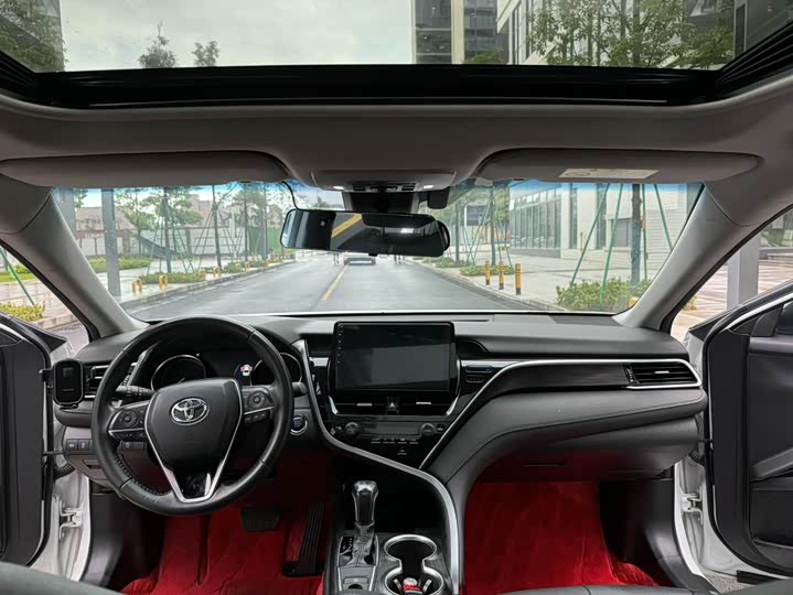 Фото 14 - Toyota Camry