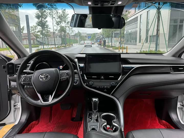 Фото 16 - Toyota Camry