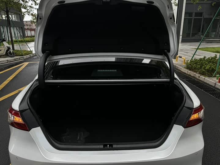 Фото 18 - Toyota Camry