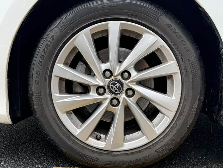 Фото 19 - Toyota Camry