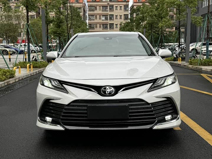 Фото 2 - Toyota Camry