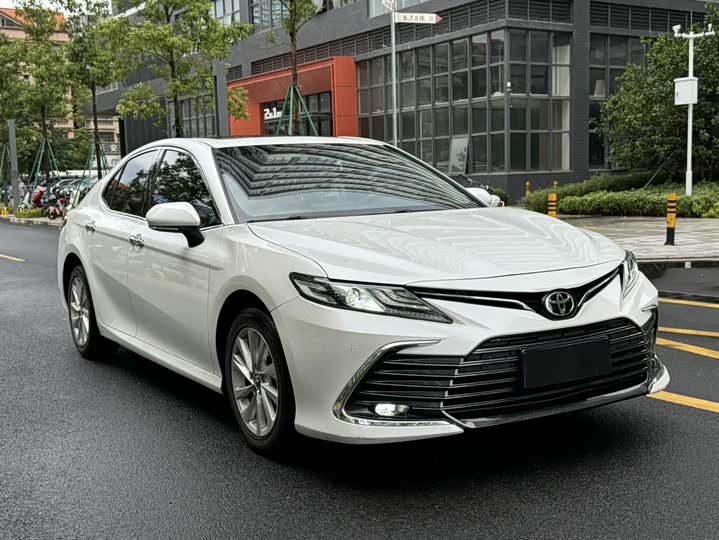 Фото 3 - Toyota Camry