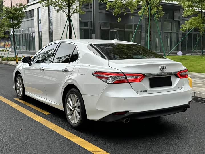 Фото 6 - Toyota Camry