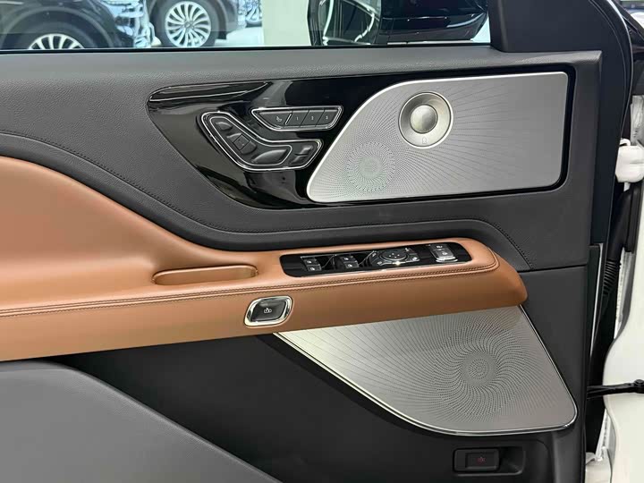 Фото 10 - Lincoln Aviator