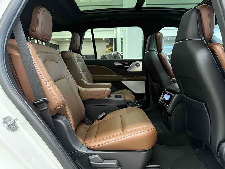 Фото 11 - Lincoln Aviator