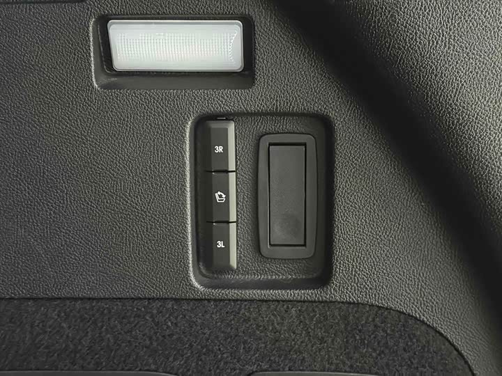 Фото 13 - Lincoln Aviator