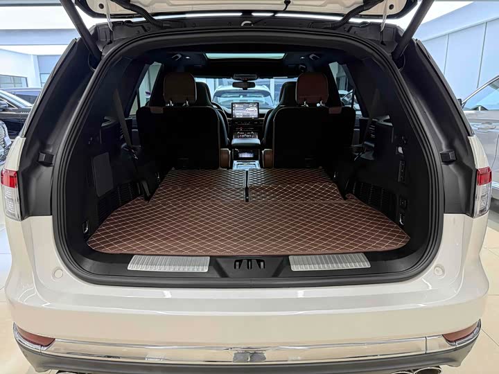 Фото 16 - Lincoln Aviator