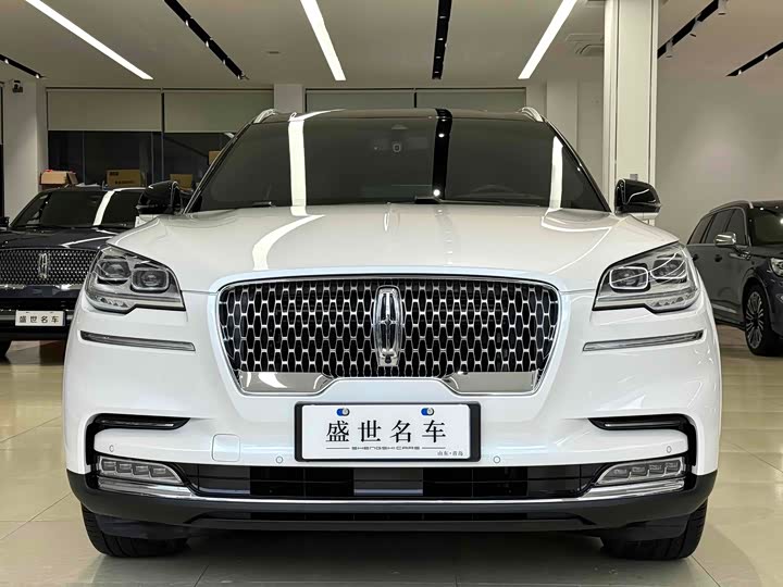 Фото 2 - Lincoln Aviator