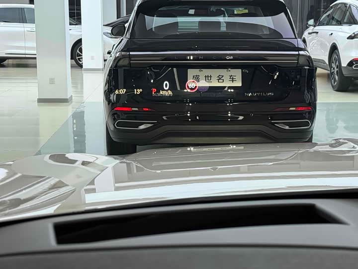 Фото 8 - Lincoln Aviator