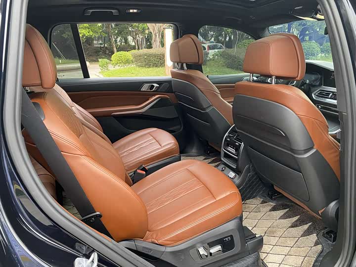 Фото 23 - BMW X7